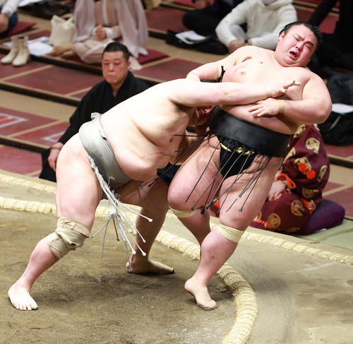 貴景勝（右）を押し倒しで破る北勝富士（撮影・中島郁夫）