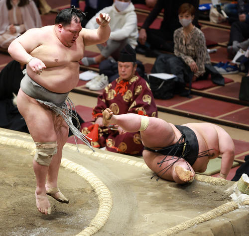貴景勝（右）を押し倒しで破る北勝富士（撮影・中島郁夫）