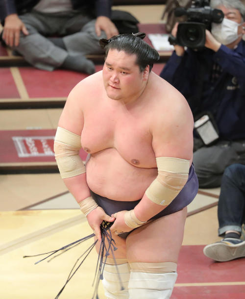 阿武咲に押し出しで敗れた照ノ富士（撮影・河田真司）