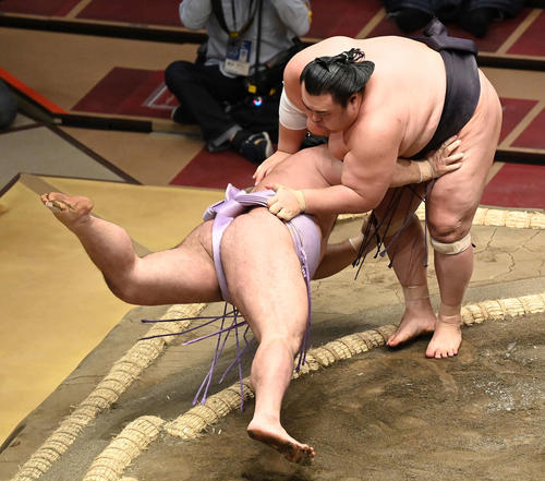 琴恵光（左）を上手投げで破る英乃海（撮影・鈴木みどり）