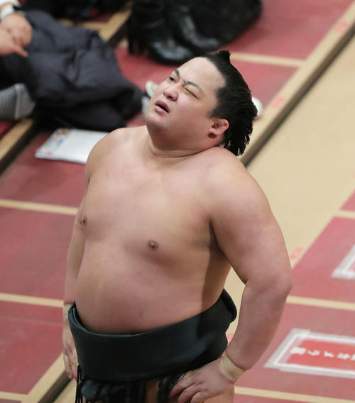 翔猿に寄り切りで敗れ、険しい表情を浮かべる翠富士（撮影・河田真司）