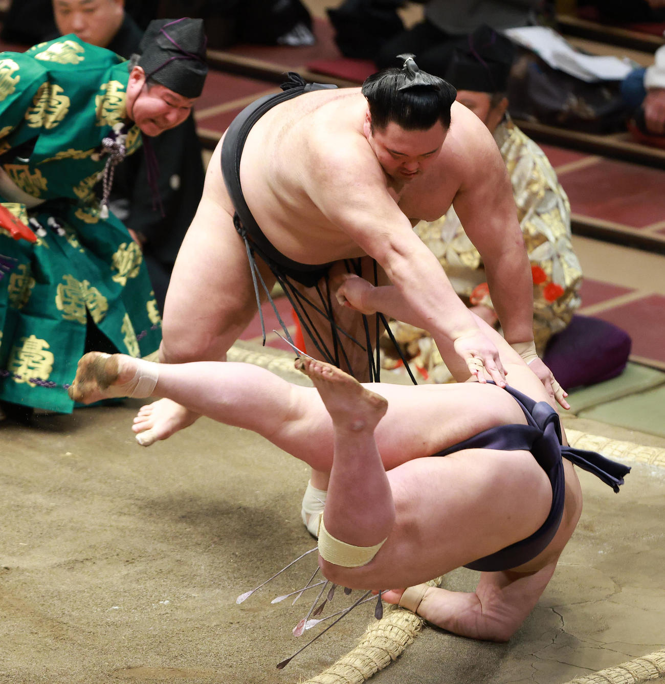 阿武咲（下）を逆転の突き落としで破る朝乃山（撮影・中島郁夫）