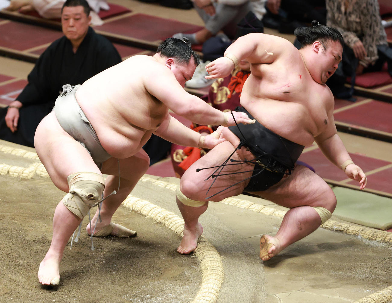 貴景勝（右）を押し倒しで破る北勝富士（撮影・中島郁夫）