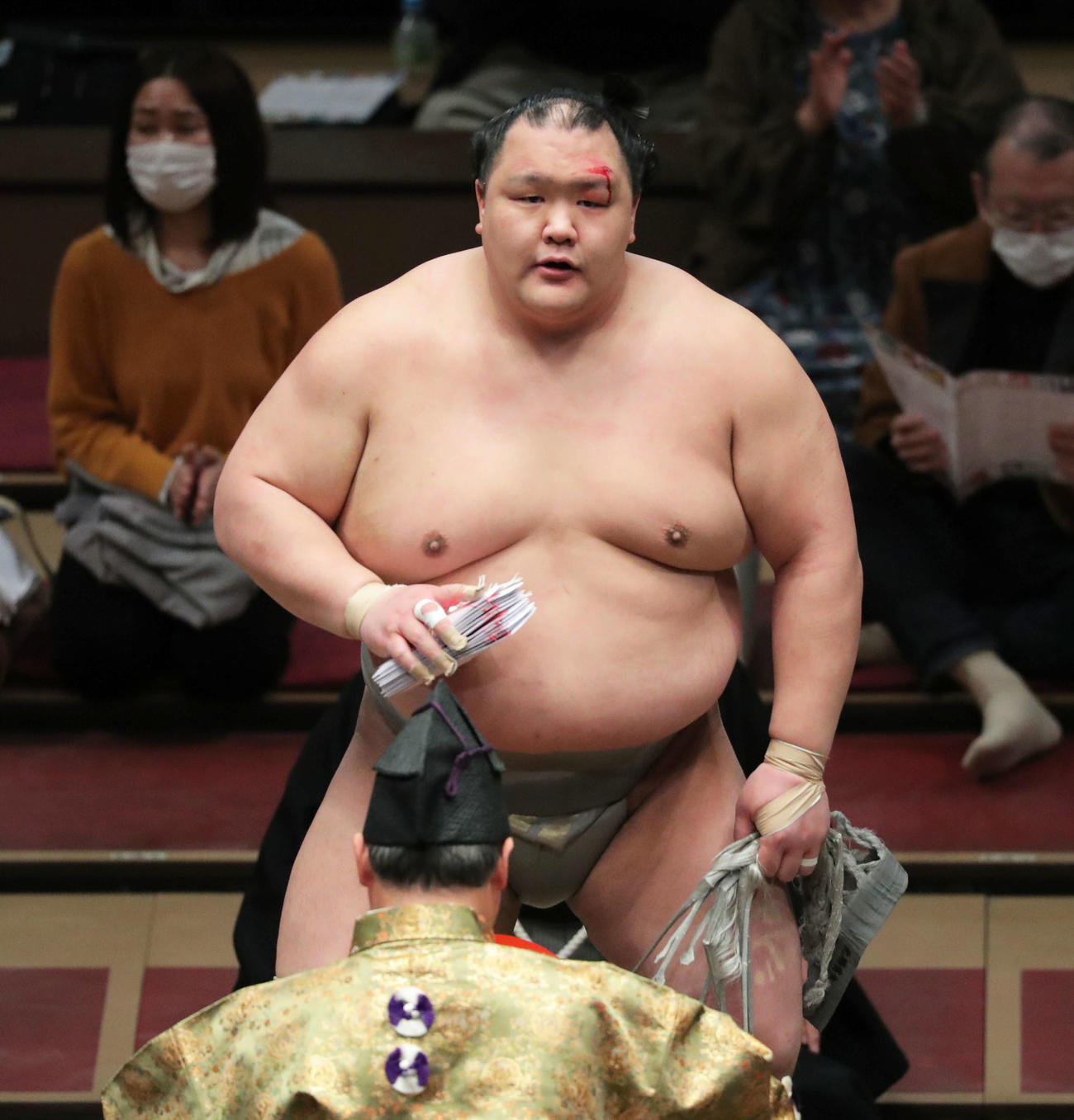 貴景勝を押し倒しで破り、額から流血させ土俵から引き揚げる北勝富士（撮影・河田真司）