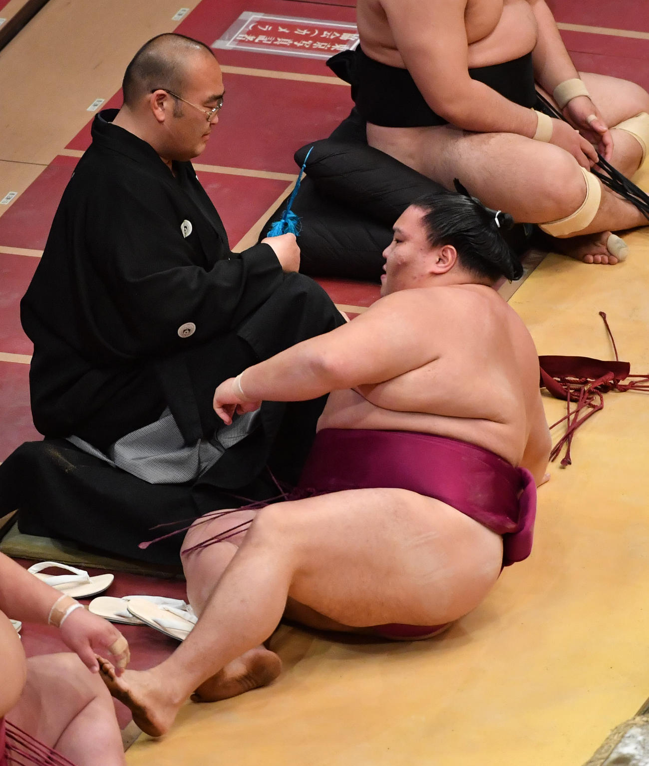 高安に敗れた御嶽海は土俵下まで転がった（撮影・柴田隆二）