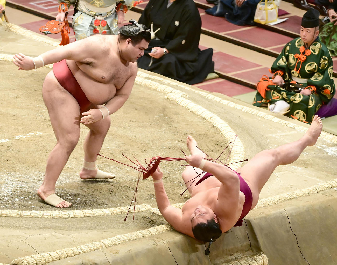 高安（左）は上手出し投げで御嶽海を破る（撮影・小沢裕）