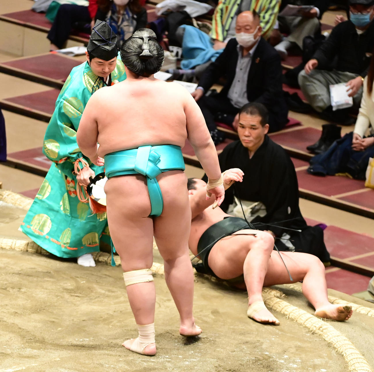 琴ノ若は翠富士（右）を押し倒しで破る。左は行司の式守勘太夫（撮影・小沢裕）