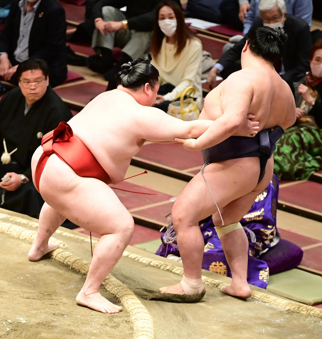 隆の勝（左）は阿武咲を寄り切りで破る（撮影・小沢裕）