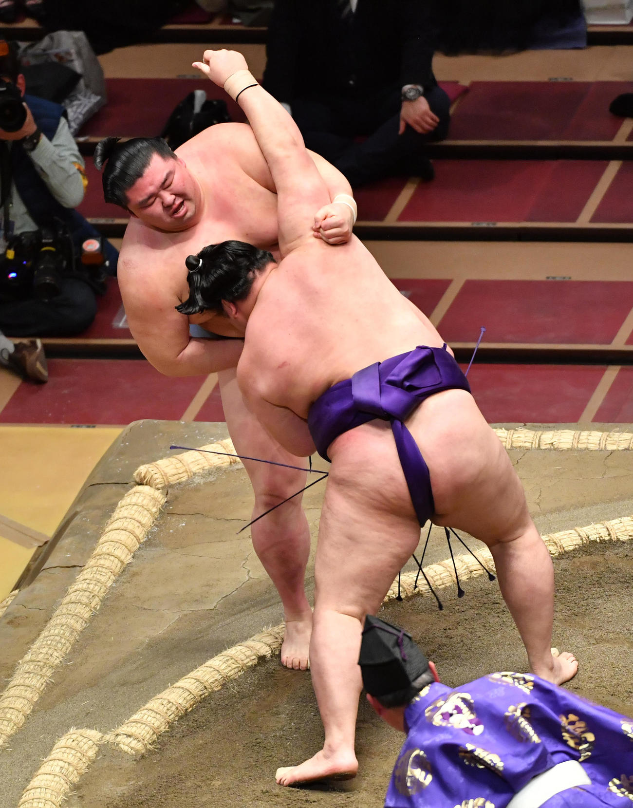 正代（上）は明生に寄り切りで敗れる（撮影・柴田隆二）