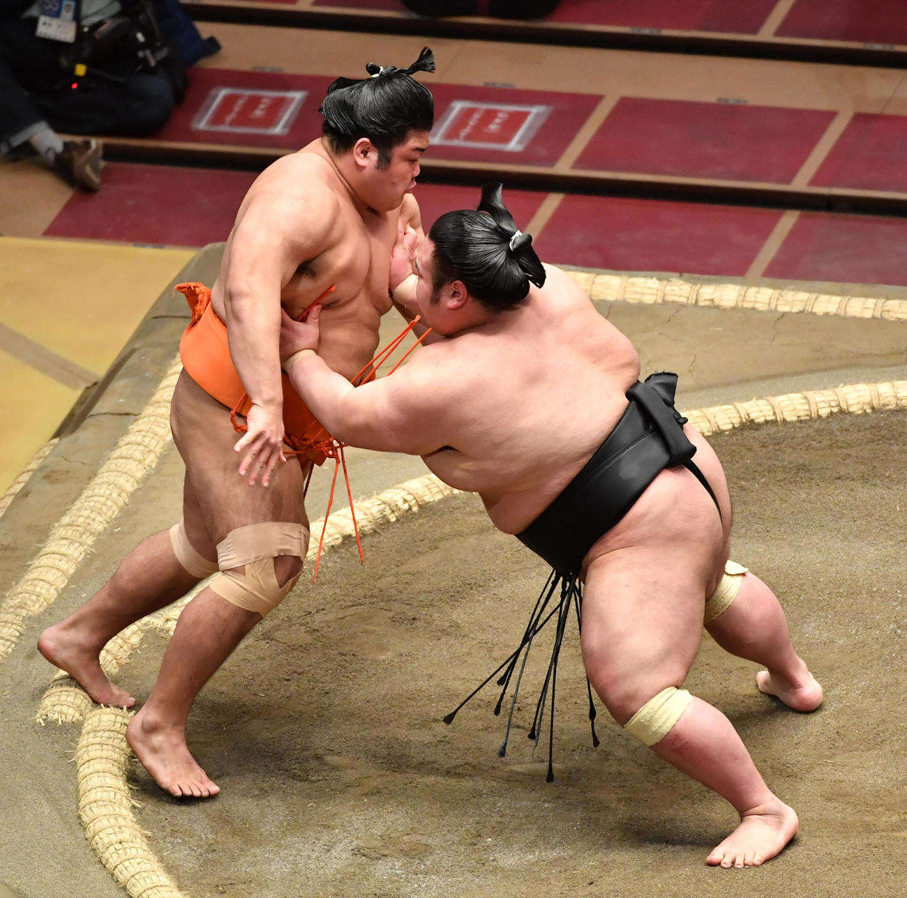 貴景勝（右）は志摩ノ海を押し出しで破る（撮影・柴田隆二）