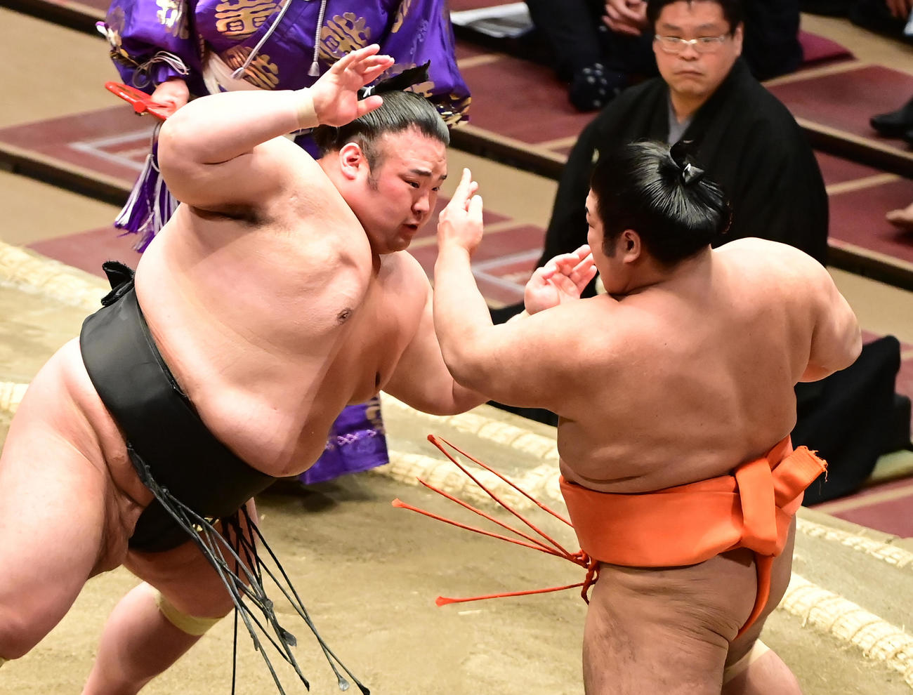 志摩ノ海（右）を押し出しで破る貴景勝（撮影・小沢裕）