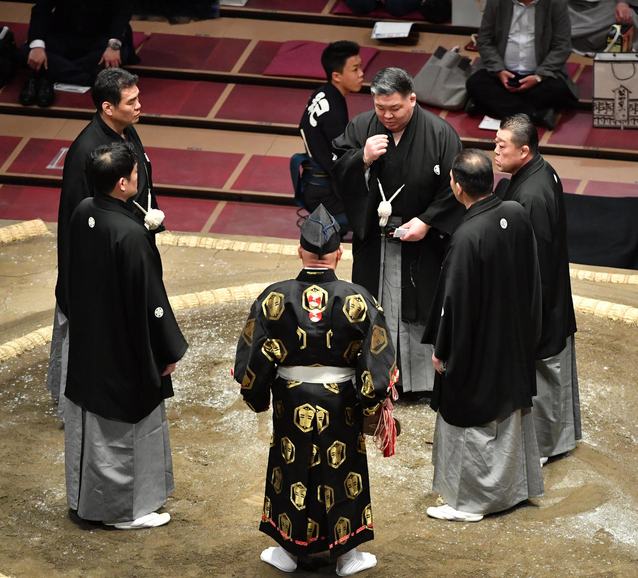 剣翔と照強の取り組みを協議する審判団（撮影・柴田隆二）