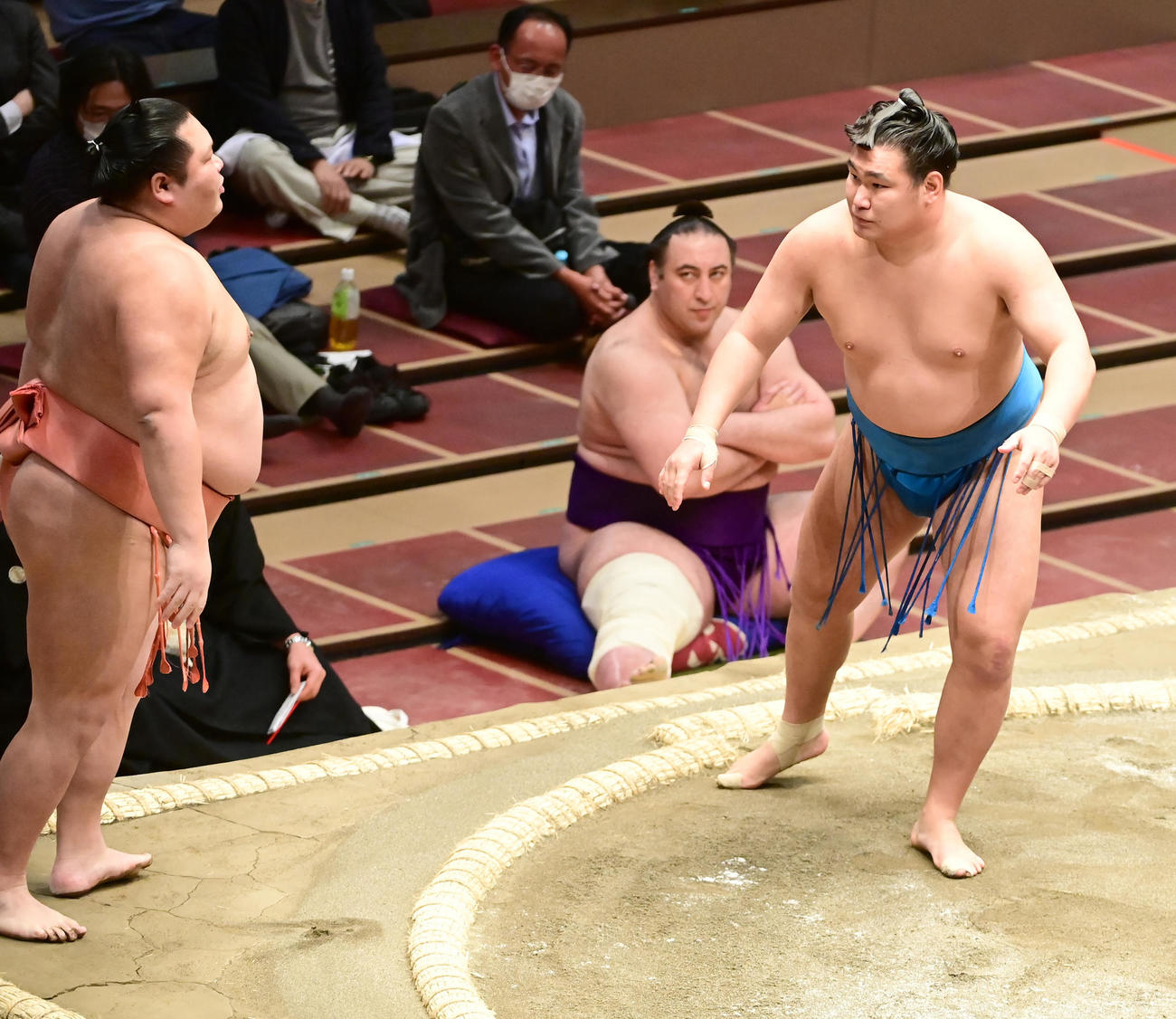 豊昇龍（右）は千代大龍を押し出しで破る（撮影・小沢裕）