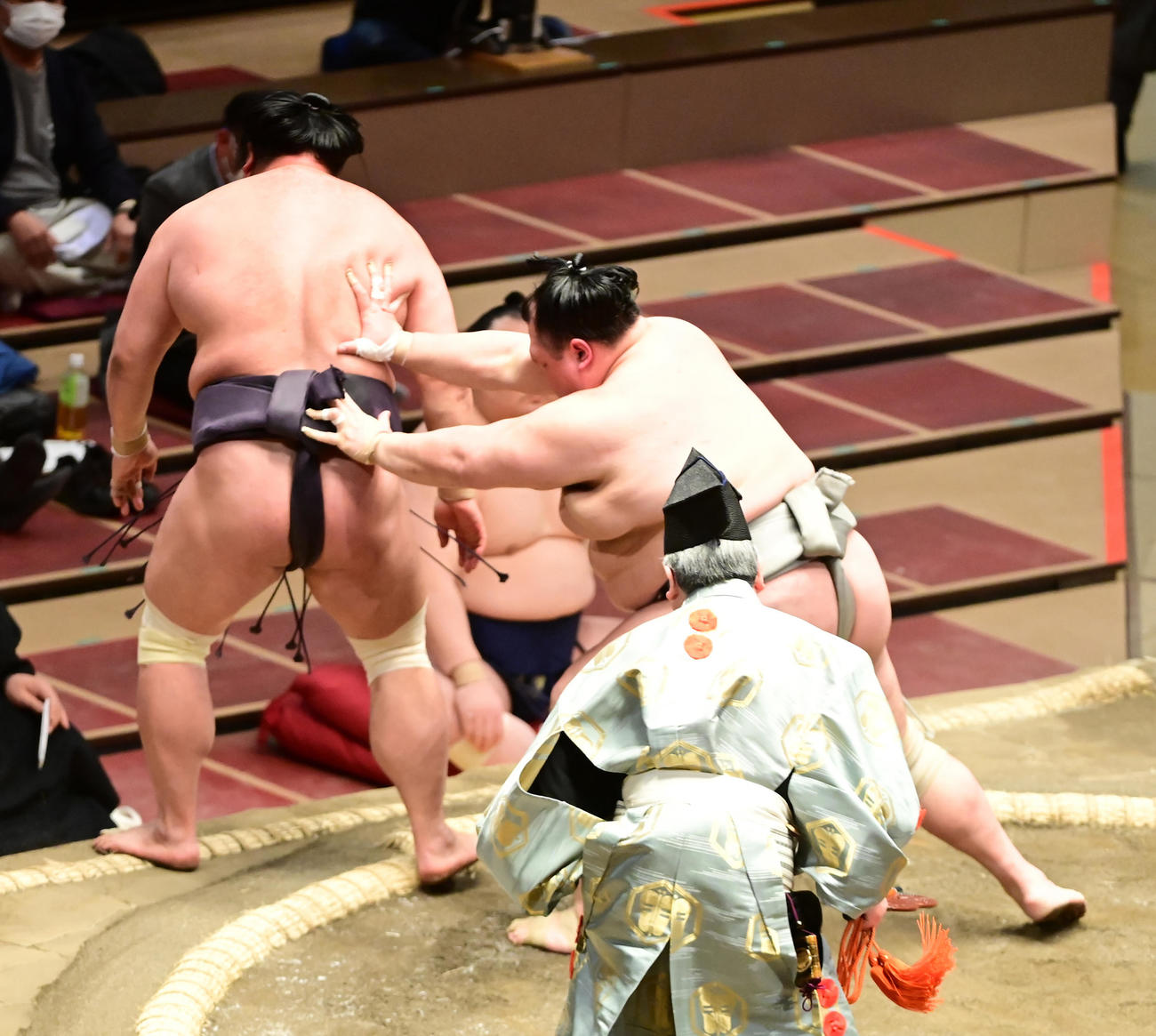 北勝富士（右）は押し出しで妙義龍を破る（撮影・小沢裕）
