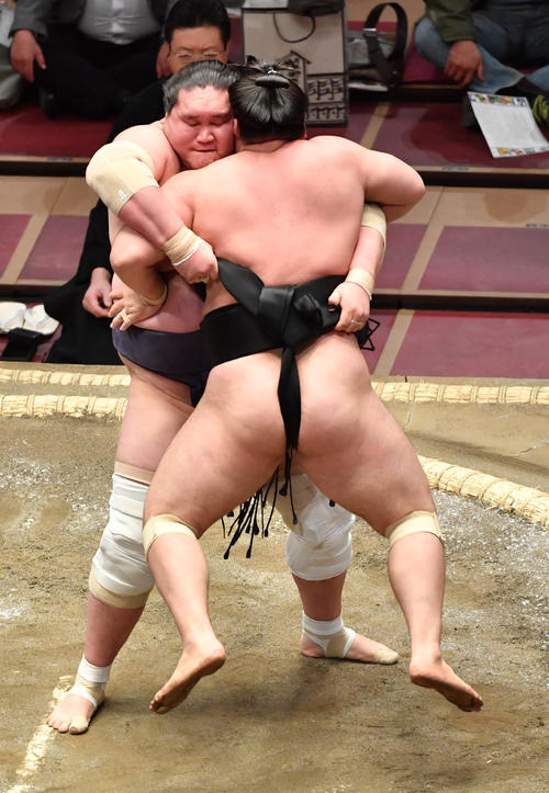 照ノ富士（上）は霧馬山を吊り出しで破る（撮影・柴田隆二）