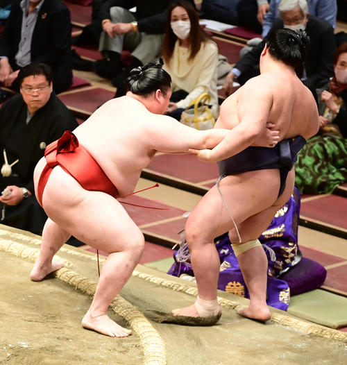 隆の勝（左）は阿武咲を寄り切りで破る（撮影・小沢裕）