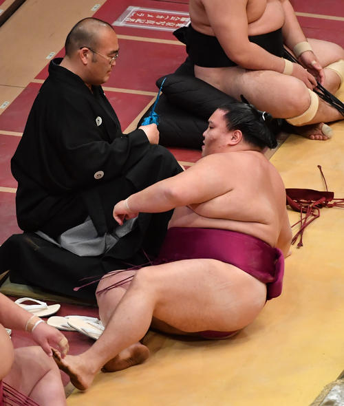 高安に敗れた御嶽海は土俵下まで転がった（撮影・柴田隆二）