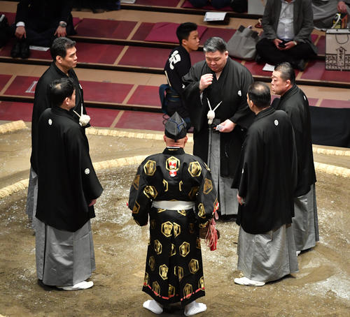 剣翔と照強の取り組みを協議する審判団（撮影・柴田隆二）