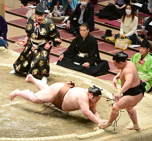 剣翔（左）と照強の一番は剣翔に軍配が上がるも物言いがつく（撮影・小沢裕）
