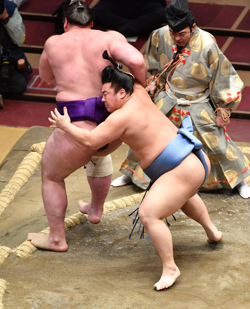 翔猿（右）は栃ノ心を送り出しで破る（撮影・柴田隆二）