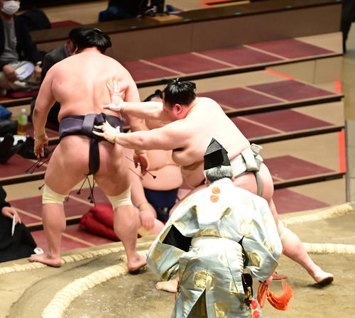 北勝富士（右）は押し出しで妙義龍を破る（撮影・小沢裕）