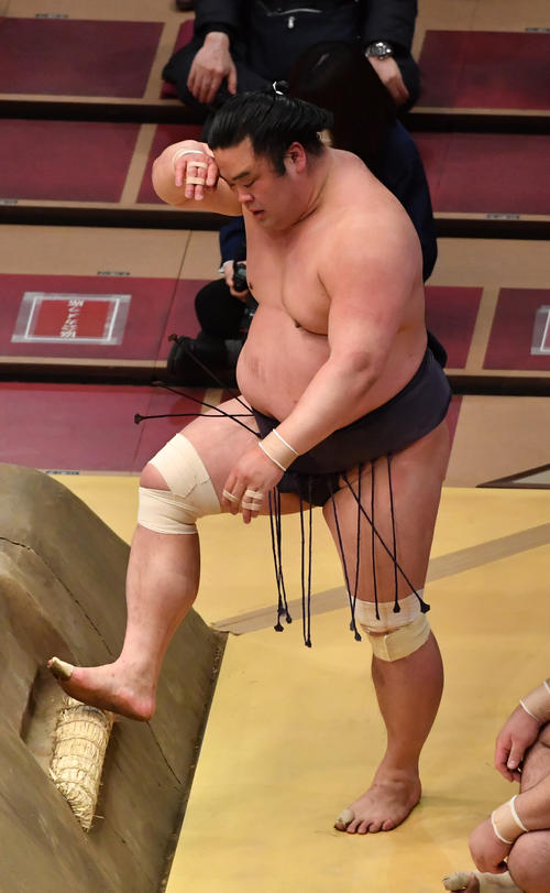妙義龍は北勝富士に押し出しで敗れる（撮影・柴田隆二）