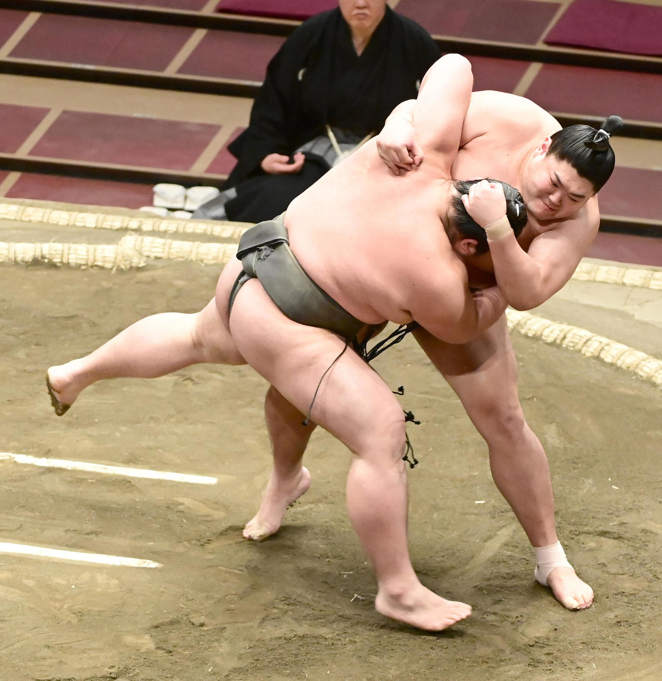 阿炎（右）はすくい投げで篠原を破る（撮影・小沢裕）