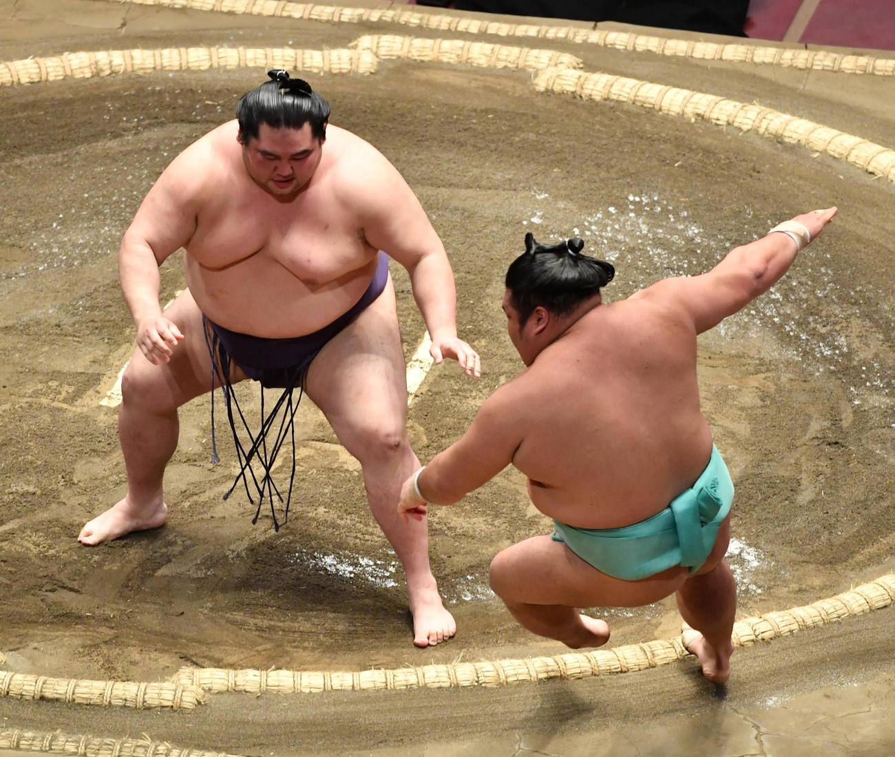 大奄美（上）は天空海を押し倒しで破る（撮影・柴田隆二）