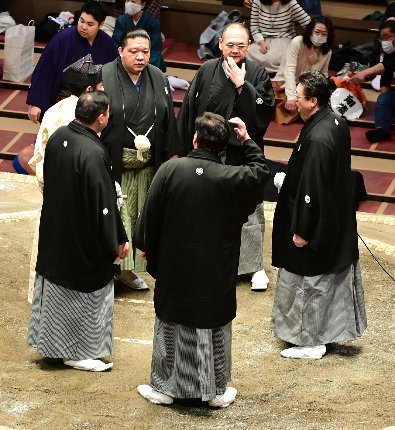 千代翔馬と翠富士の一番で物言いがつき協議する審判団（撮影・小沢裕）