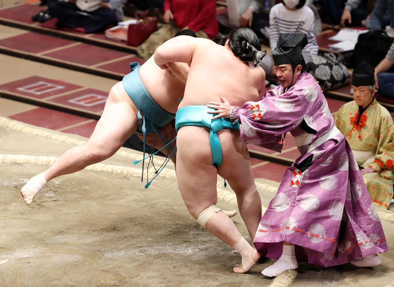 琴ノ若（右）を押し出しで破る玉鷲。行司は木村寿之介（撮影・鈴木正人）