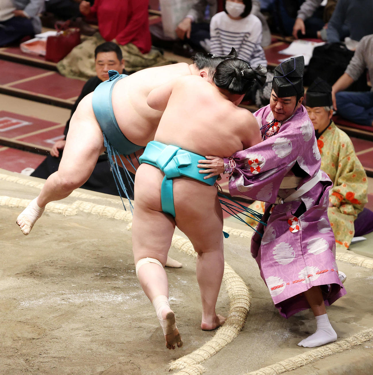琴ノ若（右）を押し出しで破る玉鷲。行司は木村寿之介（撮影・鈴木正人）