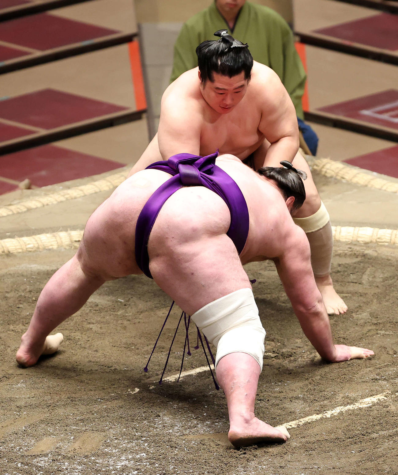 栃ノ心（手前）を下手出し投げで破る遠藤（撮影・鈴木正人）