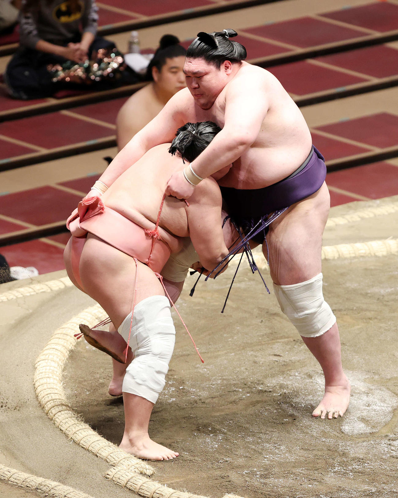 矢後（右）を攻める宇良（撮影・鈴木正人）