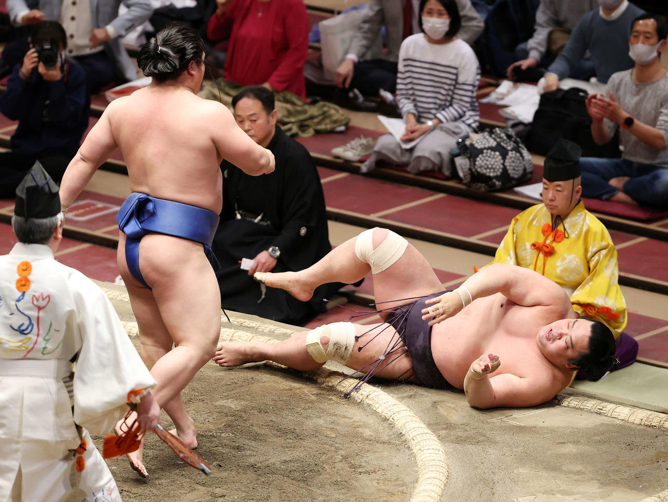 若隆景（左）にとったりで敗れた妙義龍（撮影・鈴木正人）