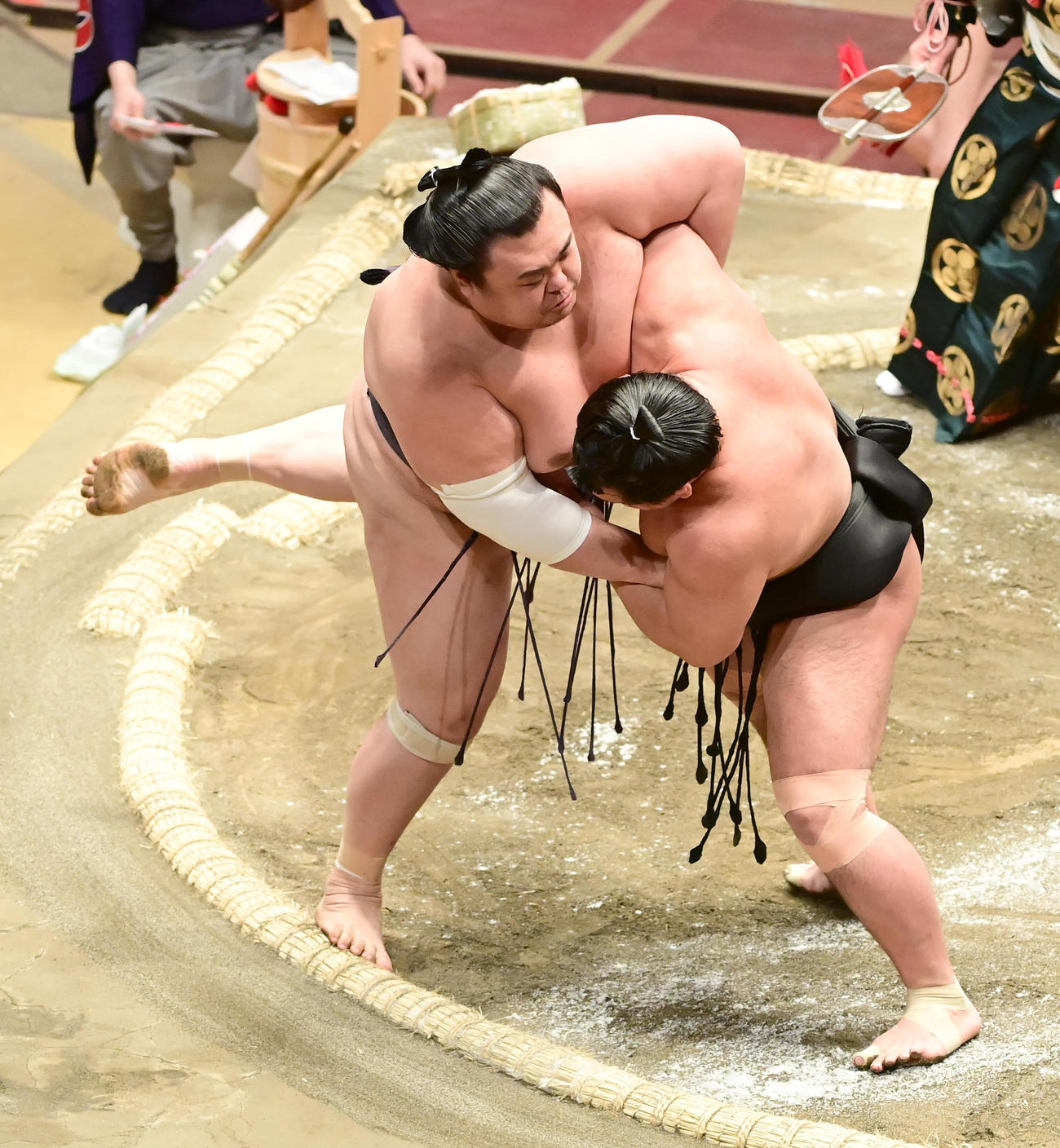 照強（右）は英乃海を下手投げで破る（撮影・小沢裕）