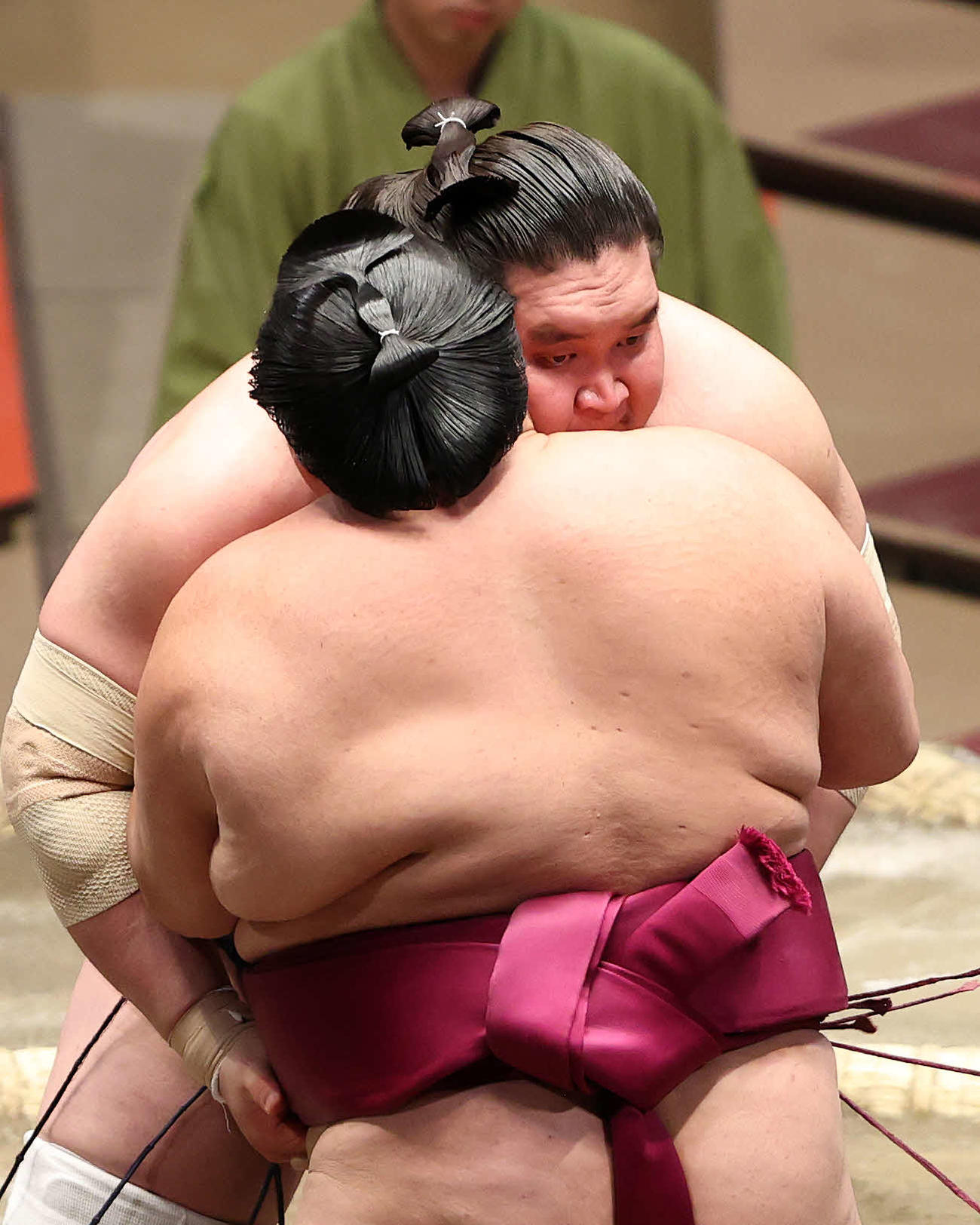 御嶽海（手前）を攻める照ノ富士（撮影・鈴木正人）