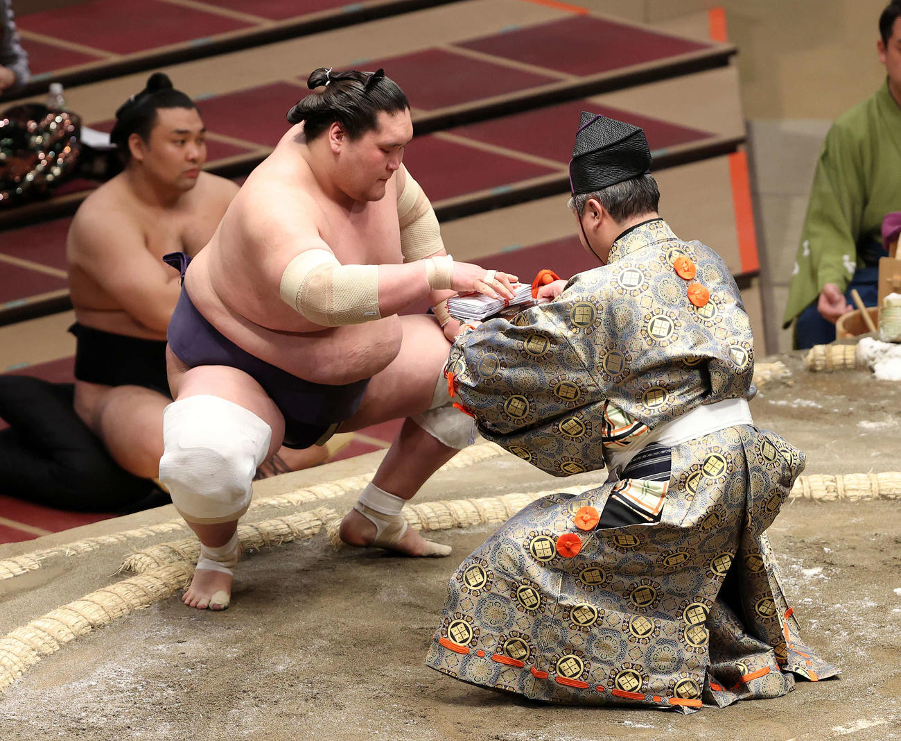 懸賞金の束を受け取る照ノ富士（撮影・鈴木正人）