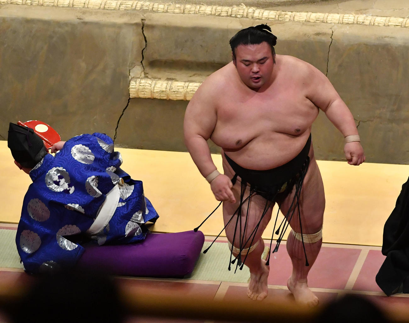 貴景勝は明生に押し出しで敗れ土俵下まで行く（撮影・柴田隆二）
