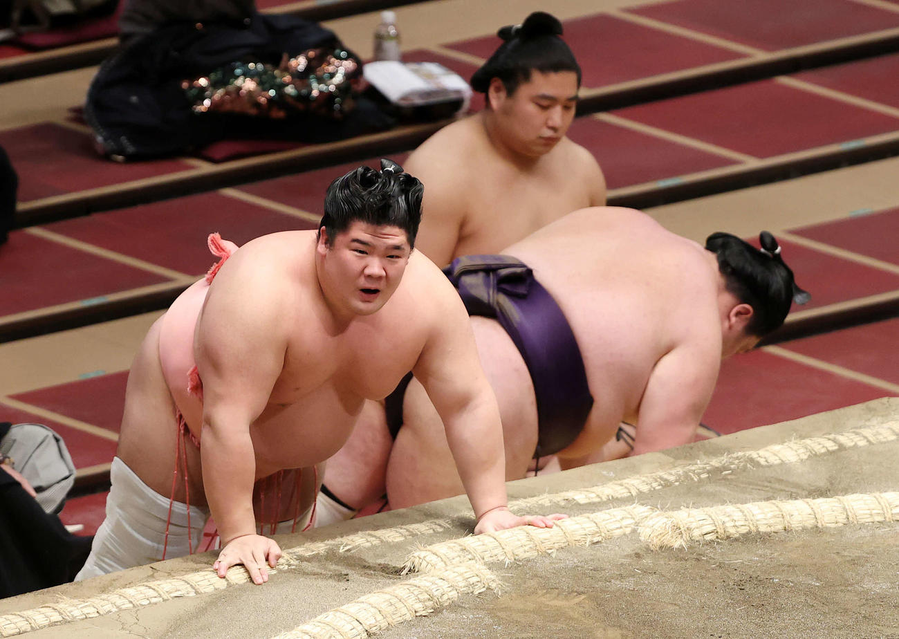 矢後（右）を寄り倒しで破った宇良（撮影・鈴木正人）