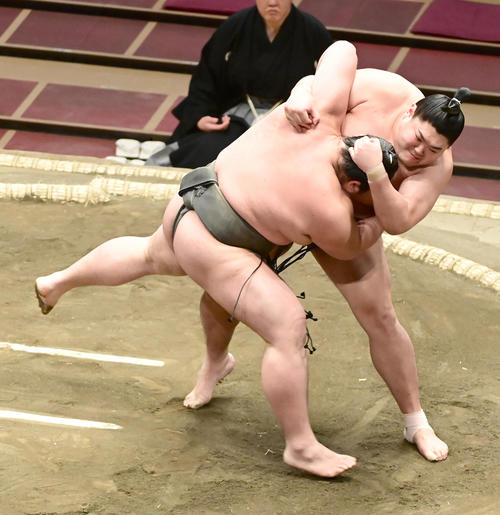 阿炎（右）はすくい投げで篠原を破る（撮影・小沢裕）