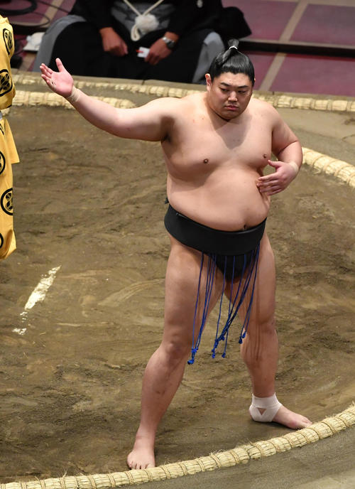 四股を踏む阿炎（撮影・柴田隆二）