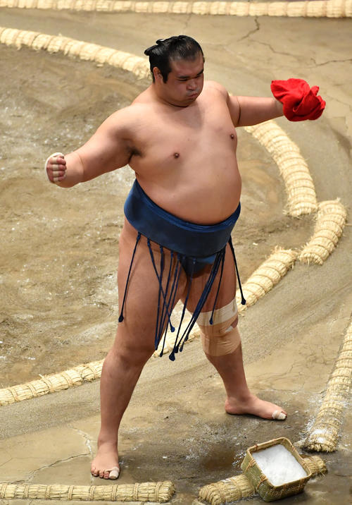 取り組み前に、気合を入れる千代の国（撮影・柴田隆二）