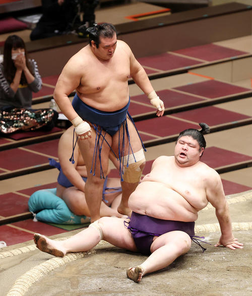 明瀬山（下）を小手投げで破った千代の国（撮影・鈴木正人）