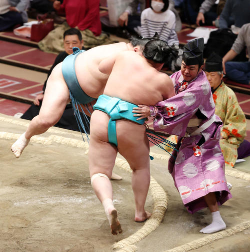 琴ノ若（右）を押し出しで破る玉鷲。行司は木村寿之介（撮影・鈴木正人）