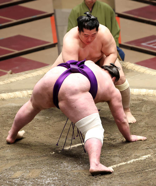 栃ノ心（手前）を下手出し投げで破る遠藤（撮影・鈴木正人）