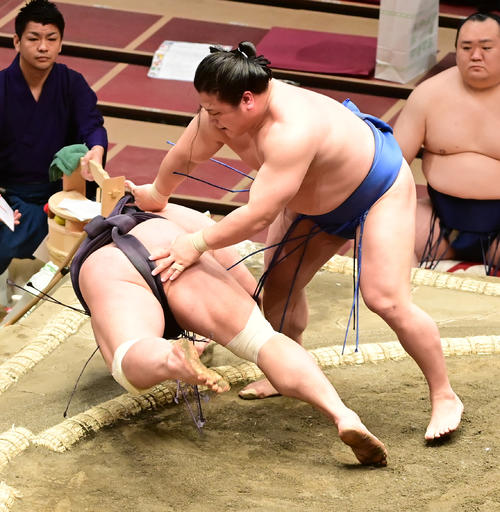 若隆景（右）はとったりで妙義龍を破る（撮影・小沢裕）