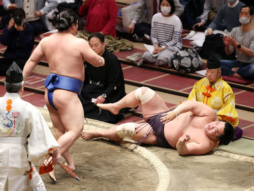 若隆景（左）にとったりで敗れた妙義龍（撮影・鈴木正人）