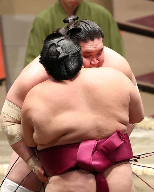 御嶽海（手前）を攻める照ノ富士（撮影・鈴木正人）