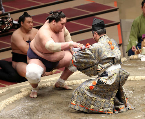 懸賞金の束を受け取る照ノ富士（撮影・鈴木正人）