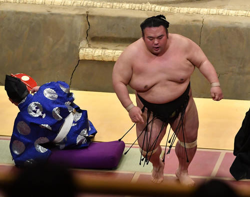 貴景勝は明生に押し出しで敗れ土俵下まで行く（撮影・柴田隆二）